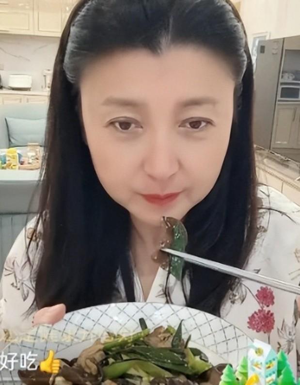 闫学晶自以为日子过得结局，没个百八十万过不下去。实际上穷人连他家一顿饭都得受半个