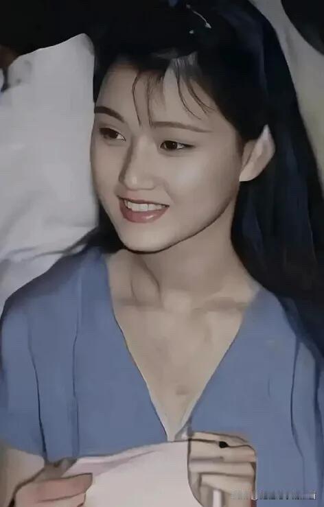 照片中这位美女好漂亮啊，她年轻时候的脸她精美了，明媚大气，国色天香，倾国倾城，比