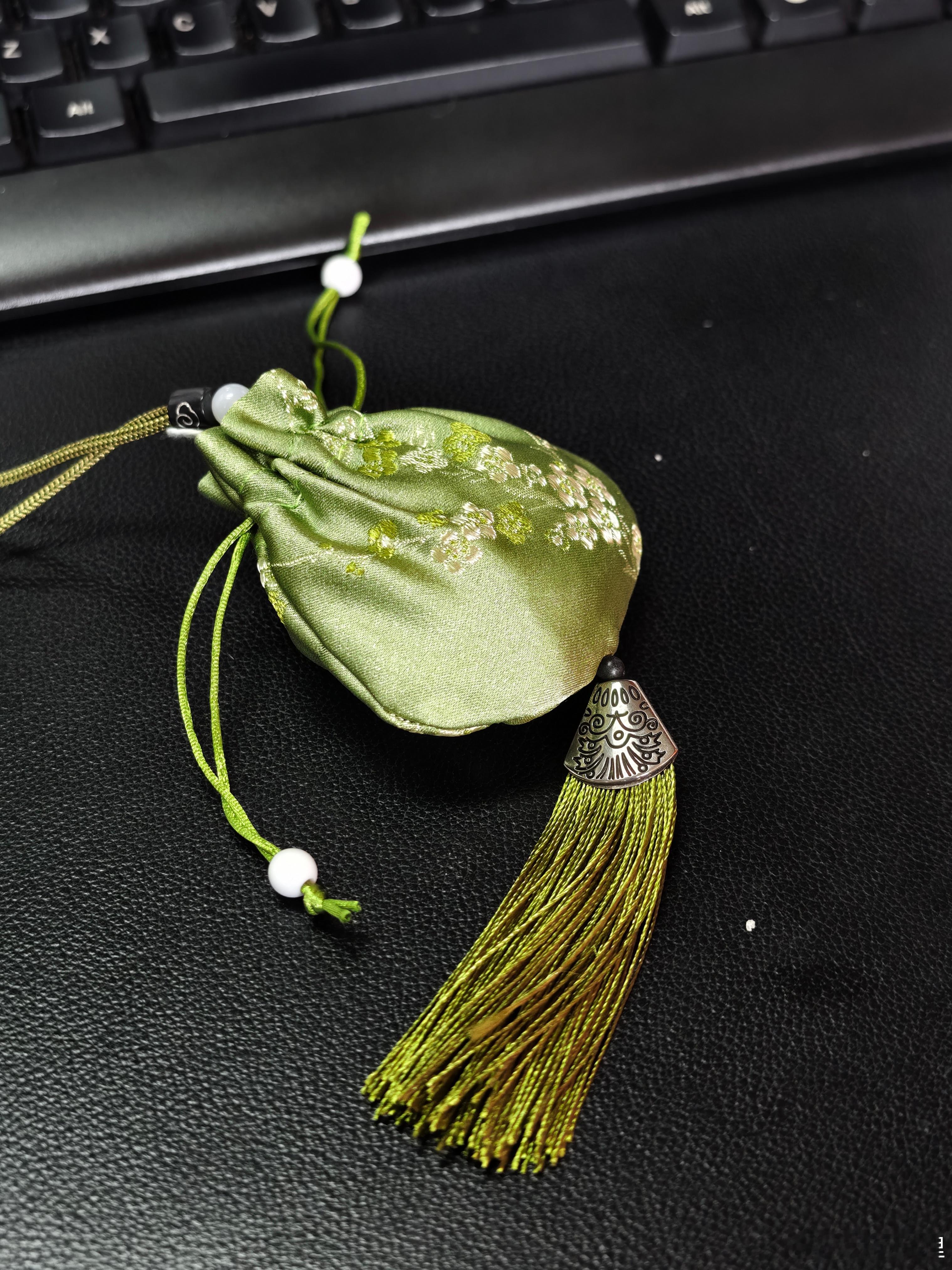 中秋要到啦，自己做了一个香囊，灌了好多薰衣草和橘皮。祝大家中秋安康，评论区抽 2