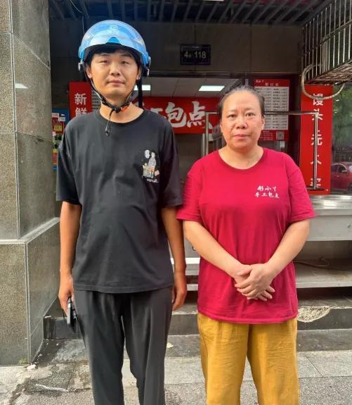 8月31日湖南，女子在冷库取货时，看见冷库门开着，顶上在解冻滴水，就把门关了，等