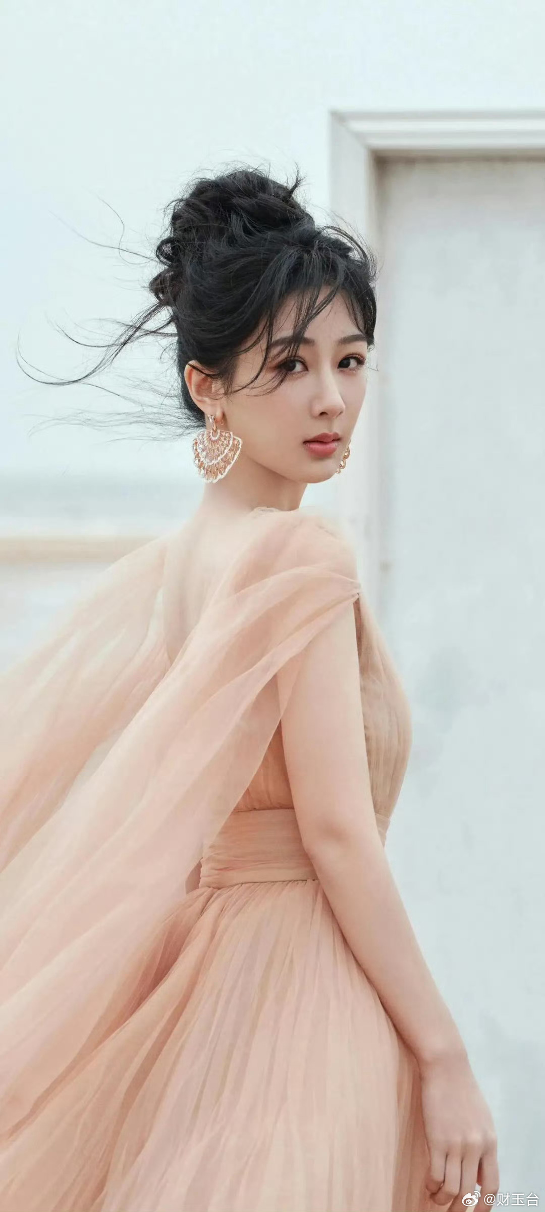 刘大锤聊杨紫感情状况刘大锤聊杨紫感情状况原来杨紫已经单身七年了，清醒搞事业的姐姐