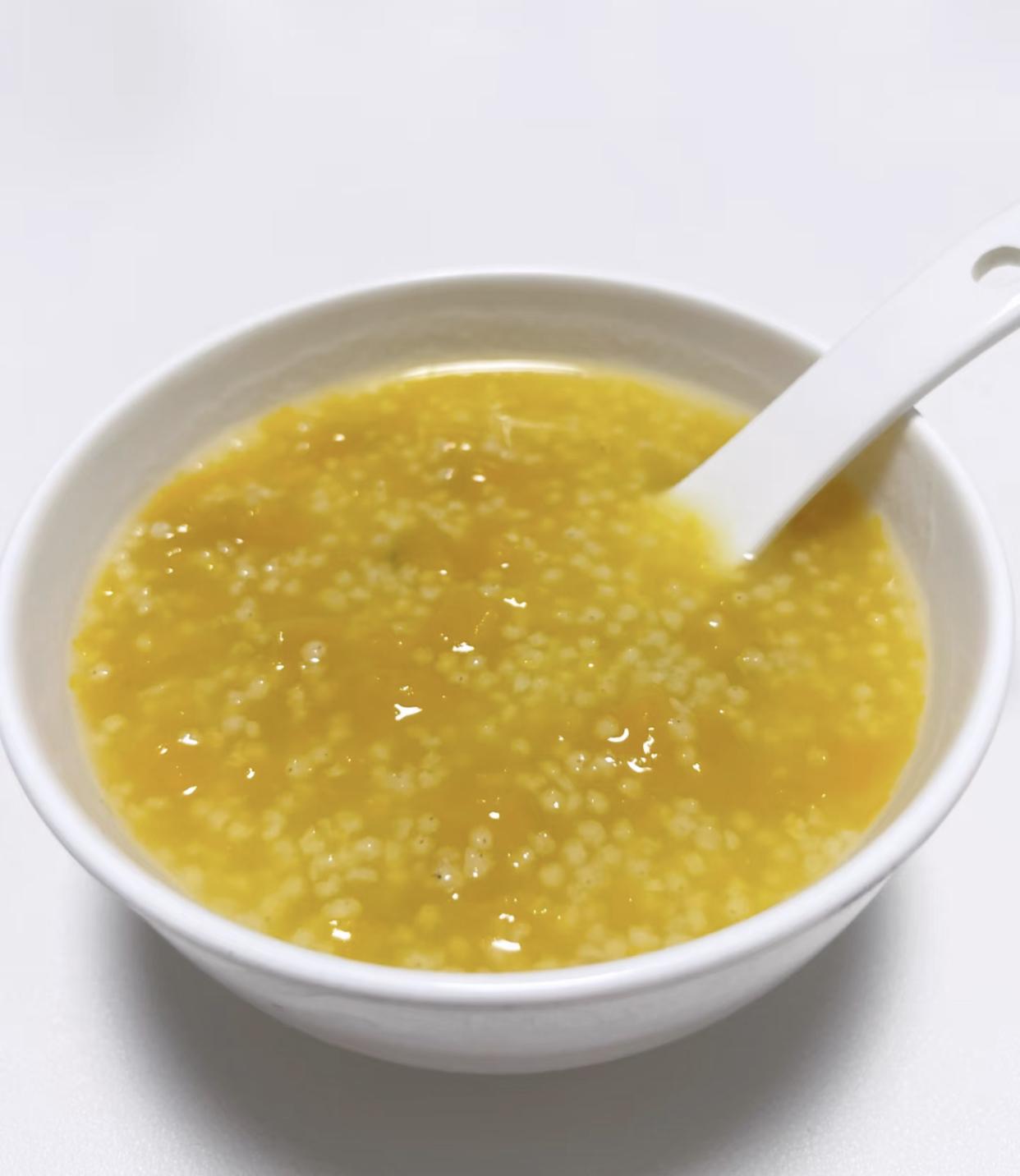 早餐换成暖胃粥了
喝水改成红枣枸杞茶了
坐下来用艾叶捶不时地拍拍
晚上喜欢烧艾叶