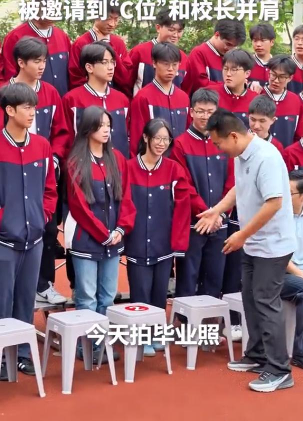 【高三理科班唯二女生被邀C位合影】4月21日，浙江绍兴，高三毕业照，理科班唯二女