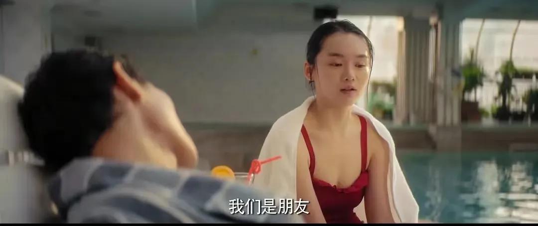  殷红从扎上沈默发圈的那一瞬开始，命运的齿轮就已经被扭转。无论是聋哑少年沉默无声