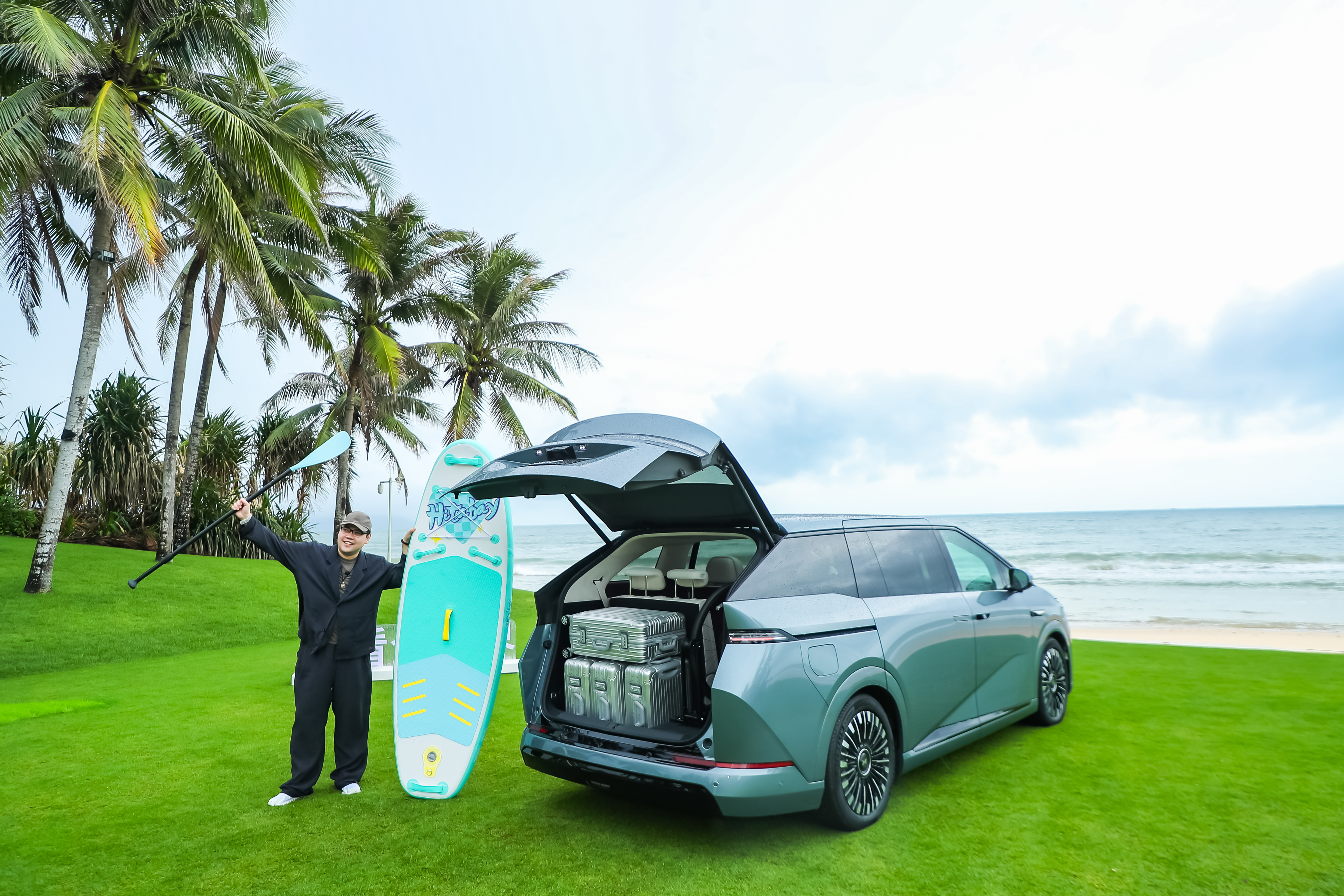 新款小鹏X9首发电动三折叠魔变空间，也太厉害了。不仅仅是首发了电动三折叠，而且新