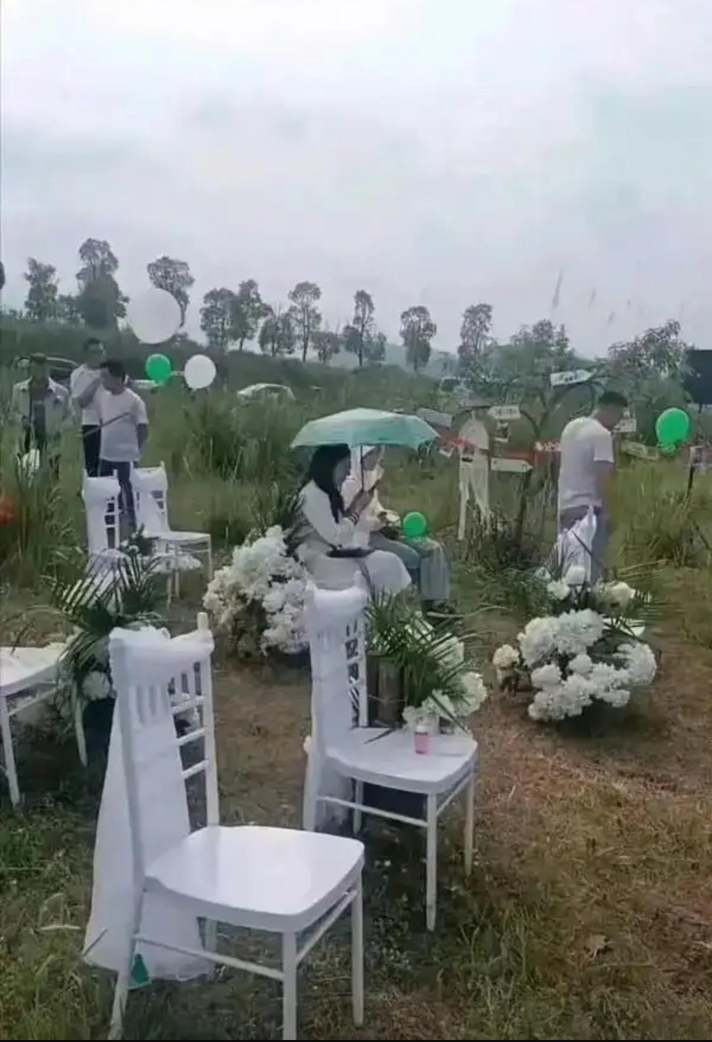 没有那条件，就别学人家西方人的草地婚礼了好吗？最起码，你得把草修剪一下啊！汉民族