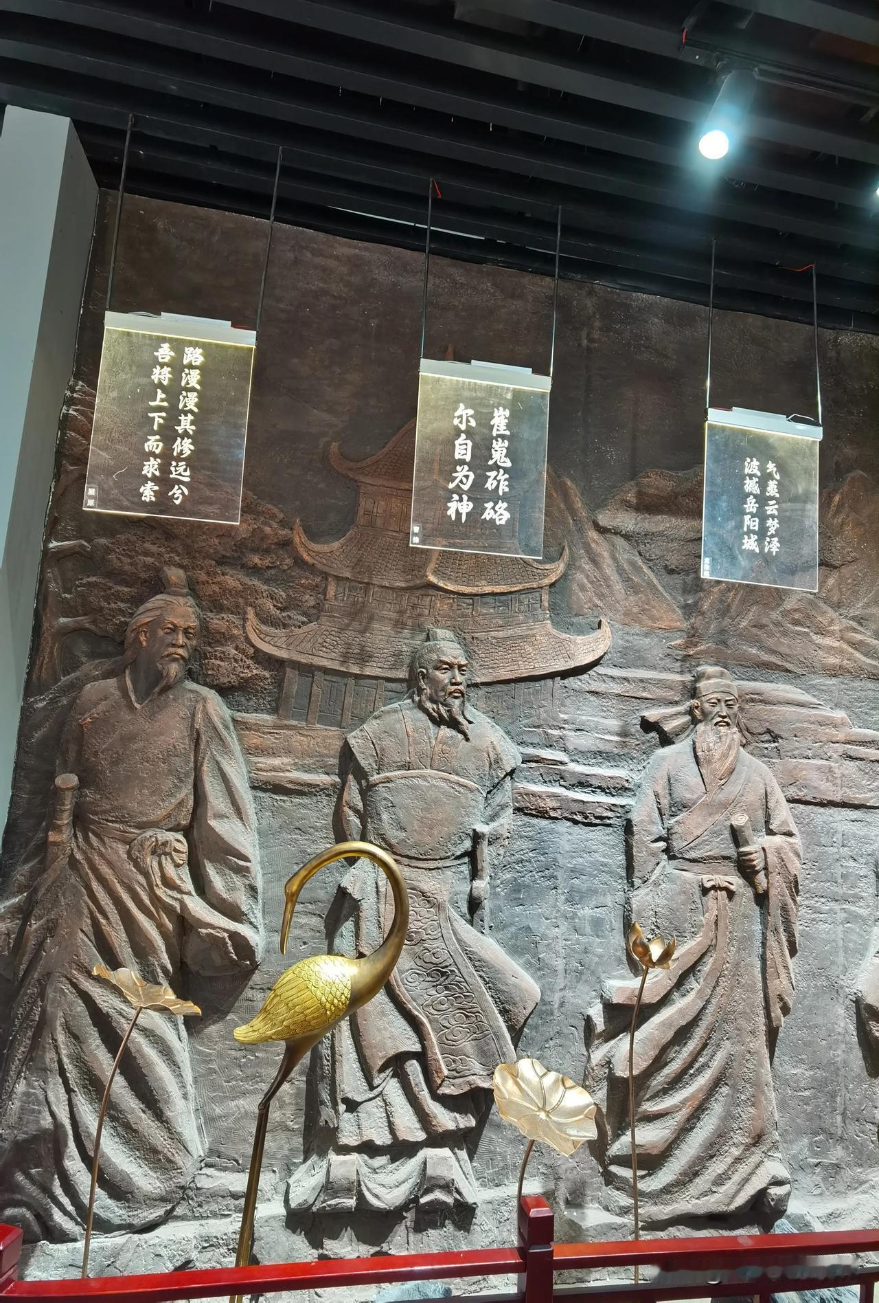 这是岳阳楼景区里的铜版画。
岳阳楼景区也没有脱俗，人为造景很明显，刻意的地方很多