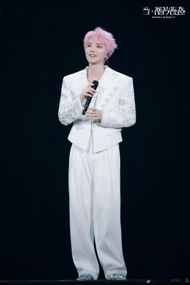 王俊凯  王俊凯 in 当潮汐漫溢巡回演唱会广州站舞台Look，身着KIKI W