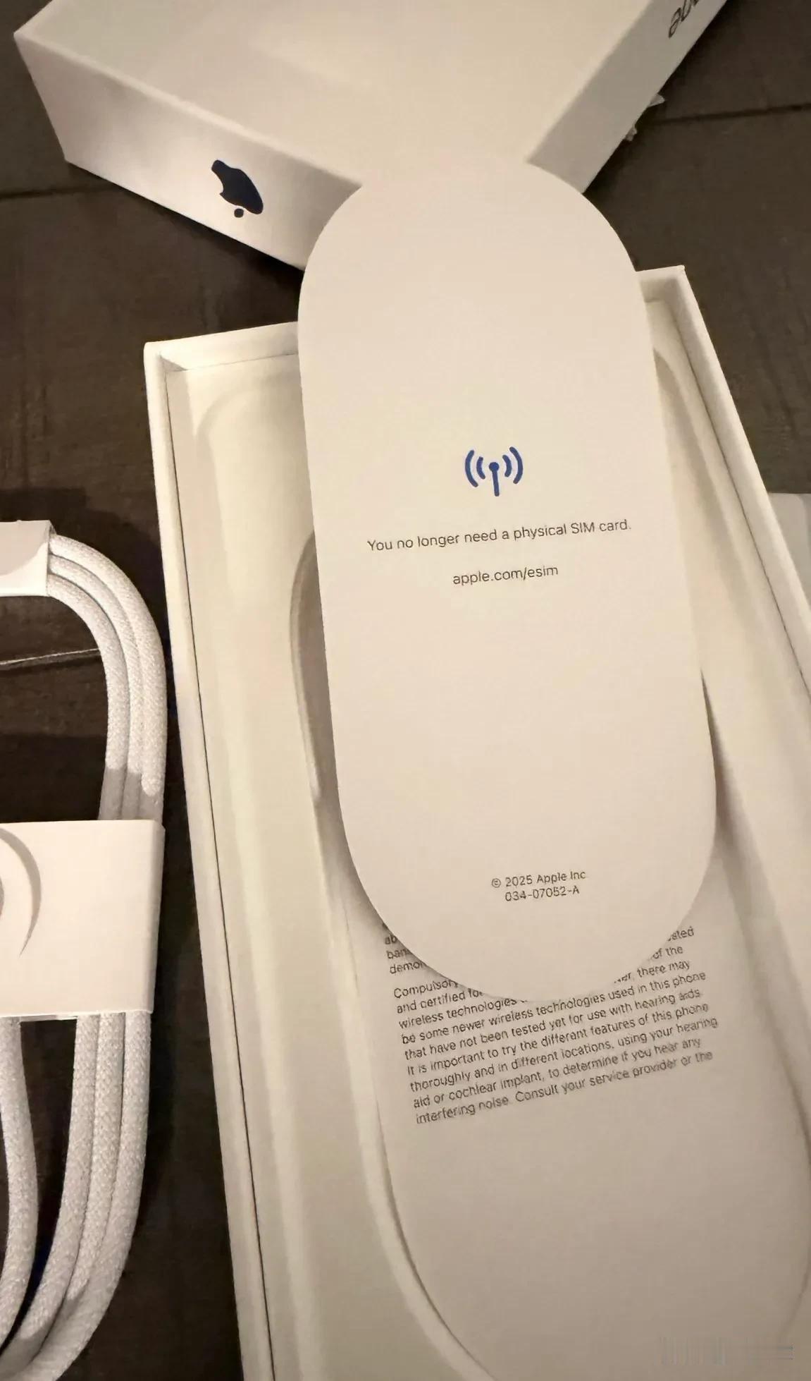 现在美版iPhone包装里连取卡针都没有了，包装上写着“你不再需要物理SIM卡”