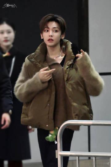 侯明昊逍遥 侯明昊红烨的逍遥故事就像一幅绚丽的画卷，在魔幻童话的天空中徐徐展开。