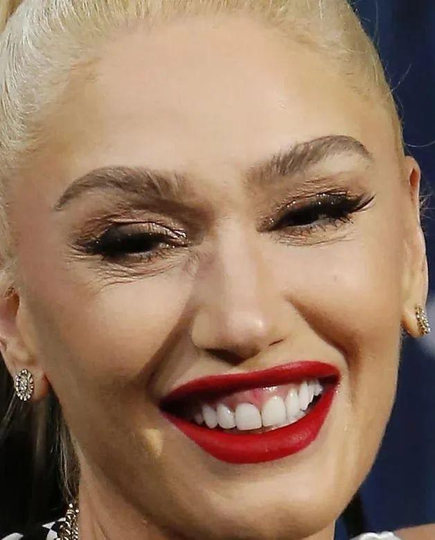 54岁的 Gwen Stefani（格温·斯蒂芬妮）看起来依然年轻，像个小女孩。