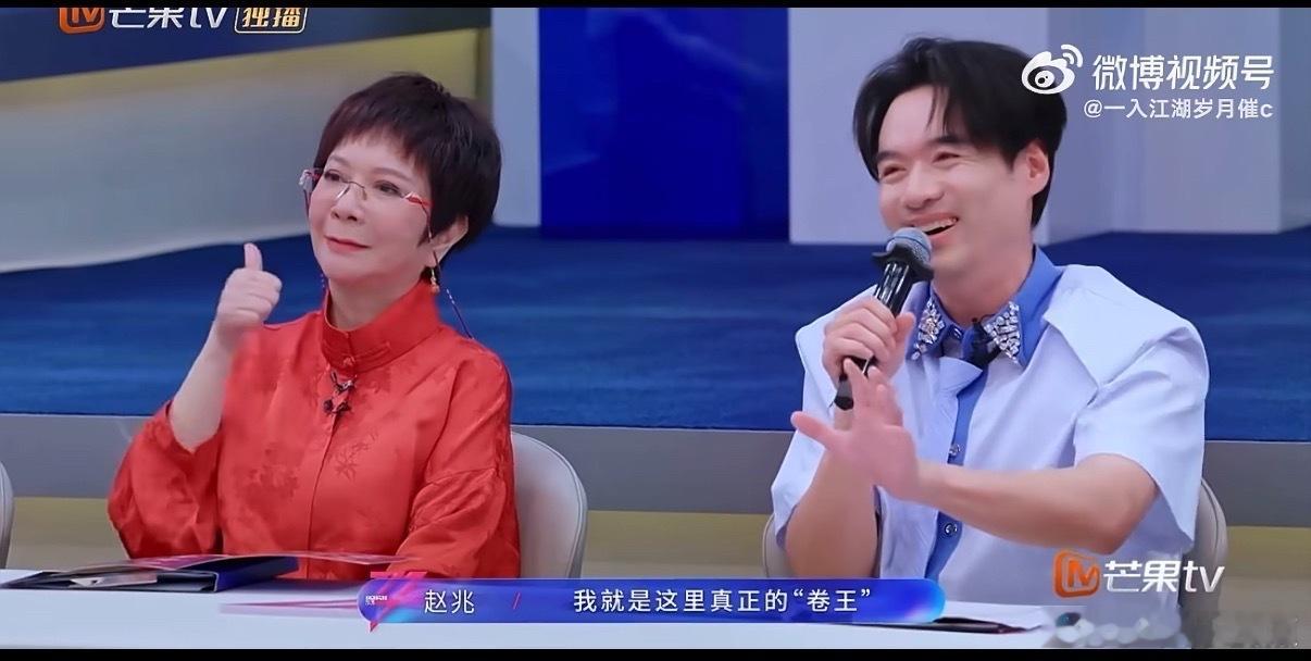 节目组偷偷给萧蔷的寝室装了摄像头，结果发现她睡前还在被窝里练手指舞。萧蔷卷王之王