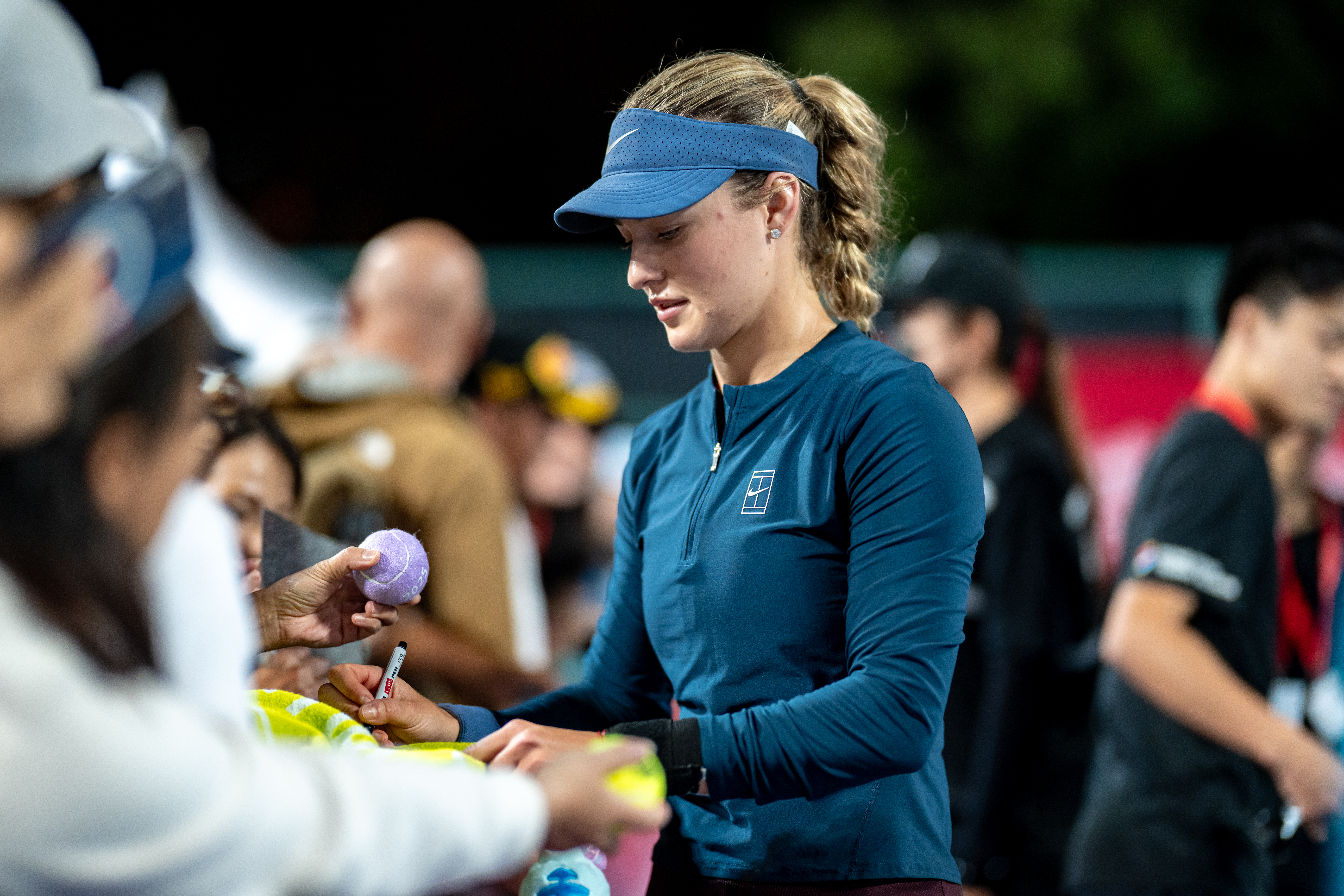 WTA250香港站第二轮，6号种子卡林斯卡娅以6-1 6-1横扫张帅，顺利晋级八