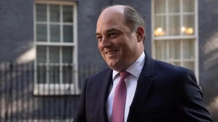赞英国国防部长能上能下

英国国防部长华莱士说，

他在辞职离开部长职位后，希望