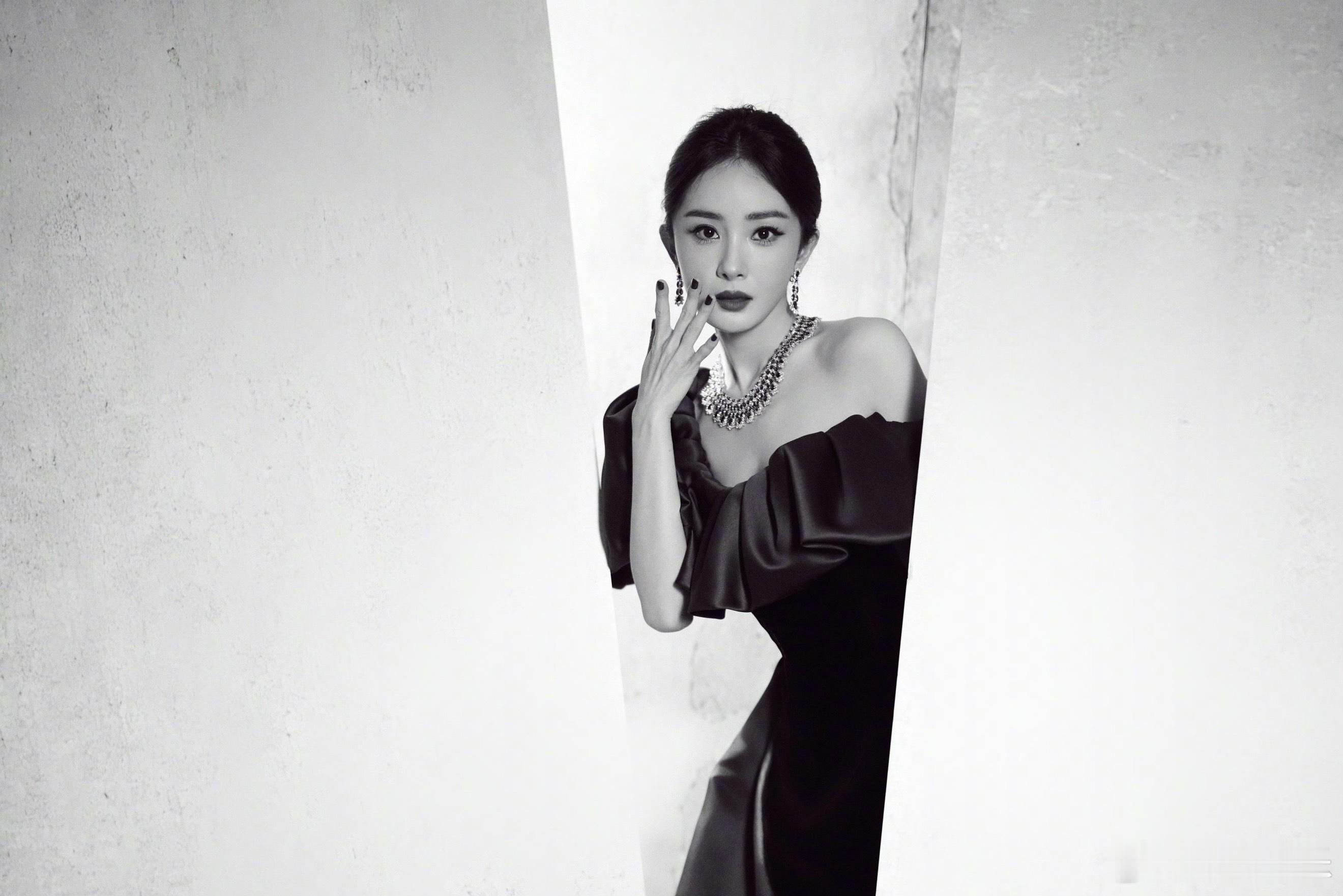 杨幂微博QUEEN  杨幂2025微博QUEEN 杨幂三获微博queen 恭喜?