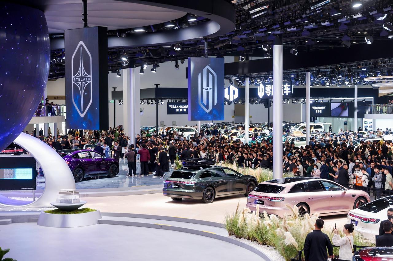 2026北京车展人气王诞生，鸿蒙智行凭体系化实力圈粉全场
2026北京车展现场，