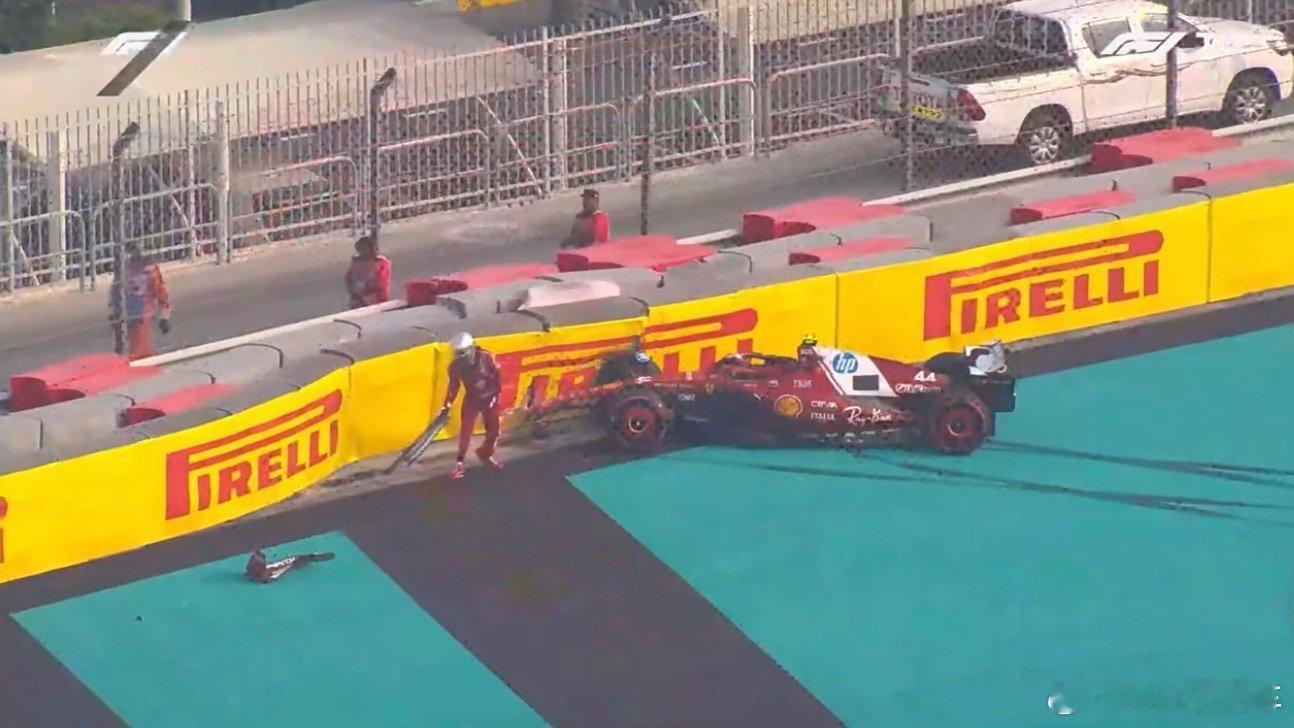 老汉把自己撞坏的前翼捡起来放回驾驶舱，画面有点让人心疼怎么回事……希望车能修好，