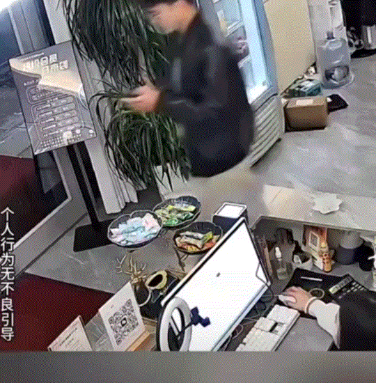 太丢人了！浙江杭州，一名男子在足浴店消费，可当男子享受完服务准备结账时，却突然钱