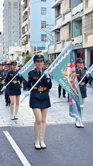 这是中国台湾街头正在参加游行活动的台湾女子仪仗队。
这些台湾仪仗女兵看起来长得挺
