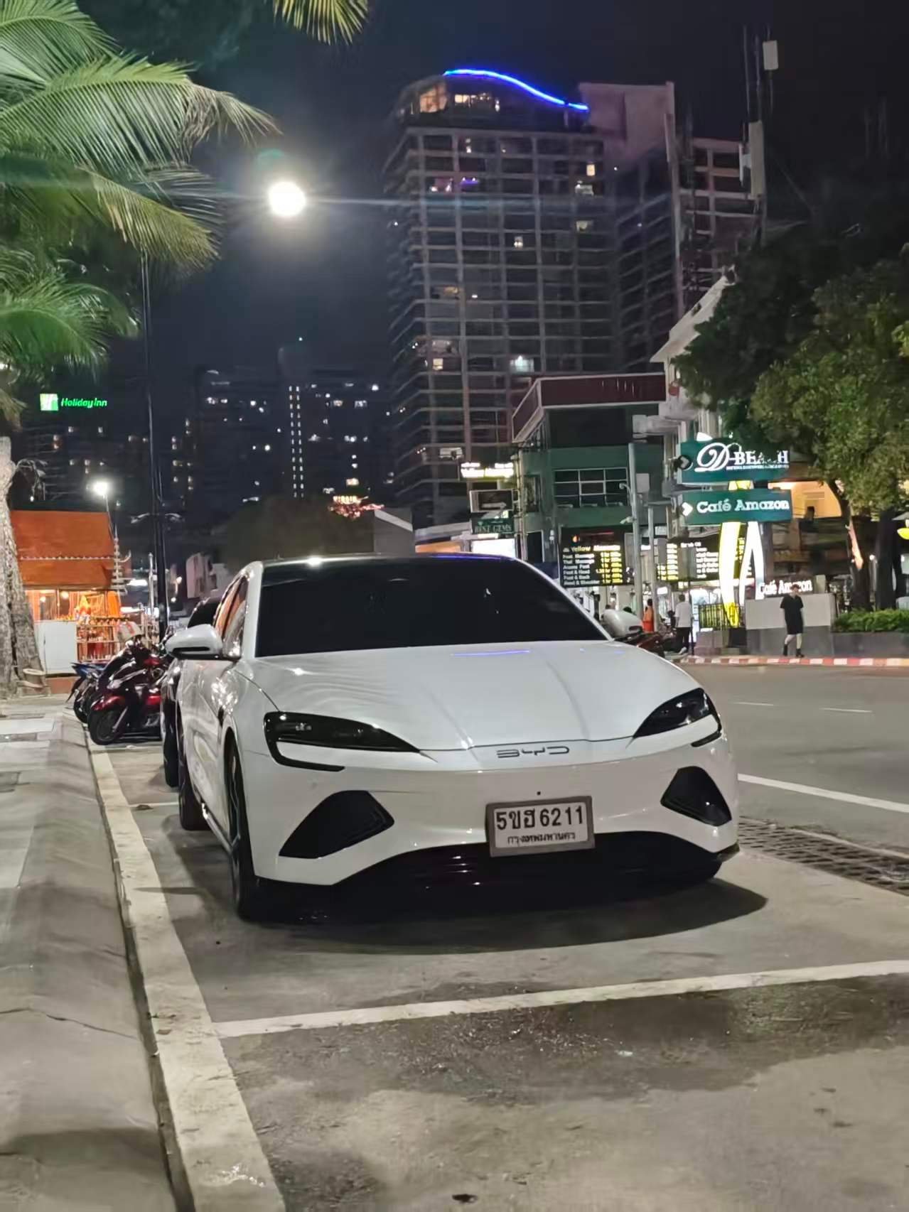 同事这个月泰国出差，说泰国比亚迪太多了，我说你看吧，现在国内比亚迪和吉利相爱相杀