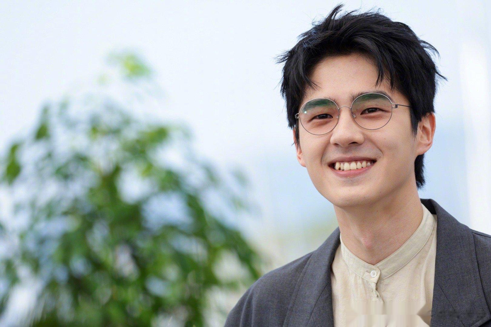 #刘昊然圆框眼镜造型# 刘昊然亮相《燃冬》#戛纳电影节#photocall，帅气