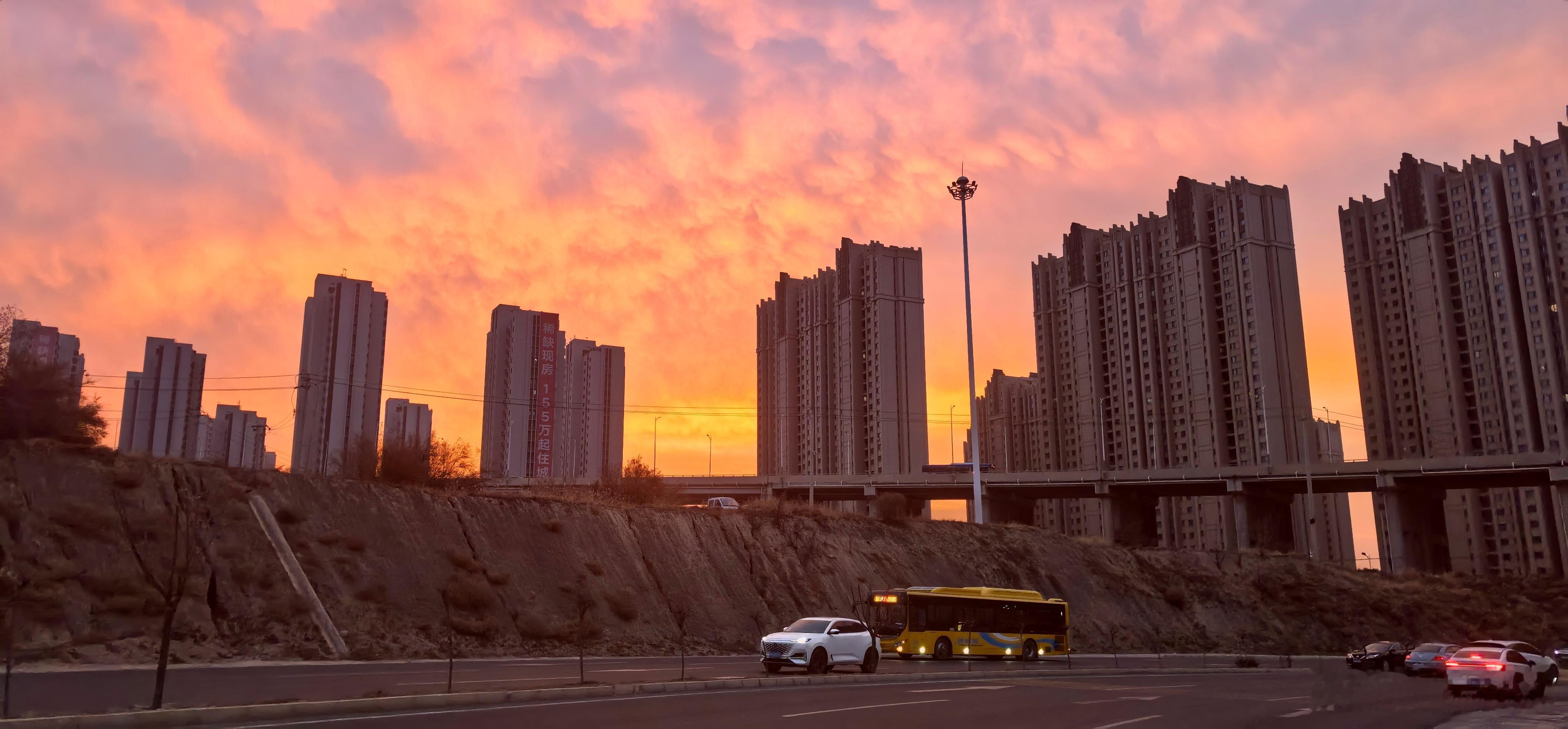 今早的兰州，被一片粉色的早霞轻轻唤醒。天空都在努力变得更美好，我们又有什么理由不