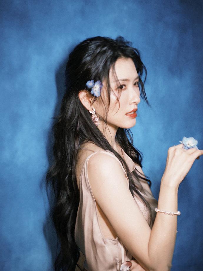 徐洁儿超长转音同样的旋律编排，换别人大概率拆成好几句，她轻轻松松一气到底。 徐洁