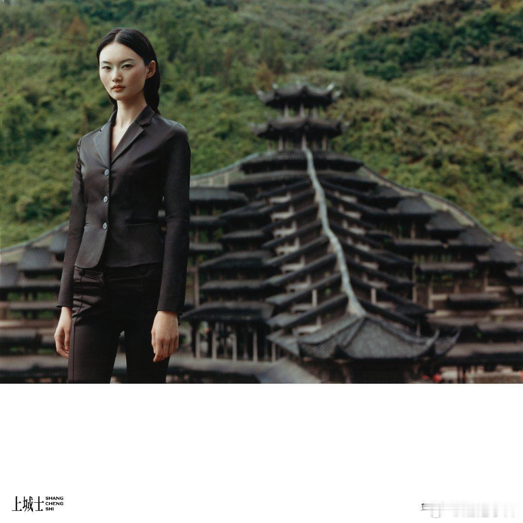 刚刷到这组片子，青瓦依山叠成时光褶皱，她往古楼前一站，倒像从水墨里走出来的风骨传