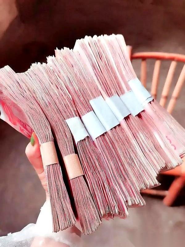 账户里明晃晃趴着50万存款，转头却天天拍着大腿、四处跟人抱怨自己“快吃不上饭了”