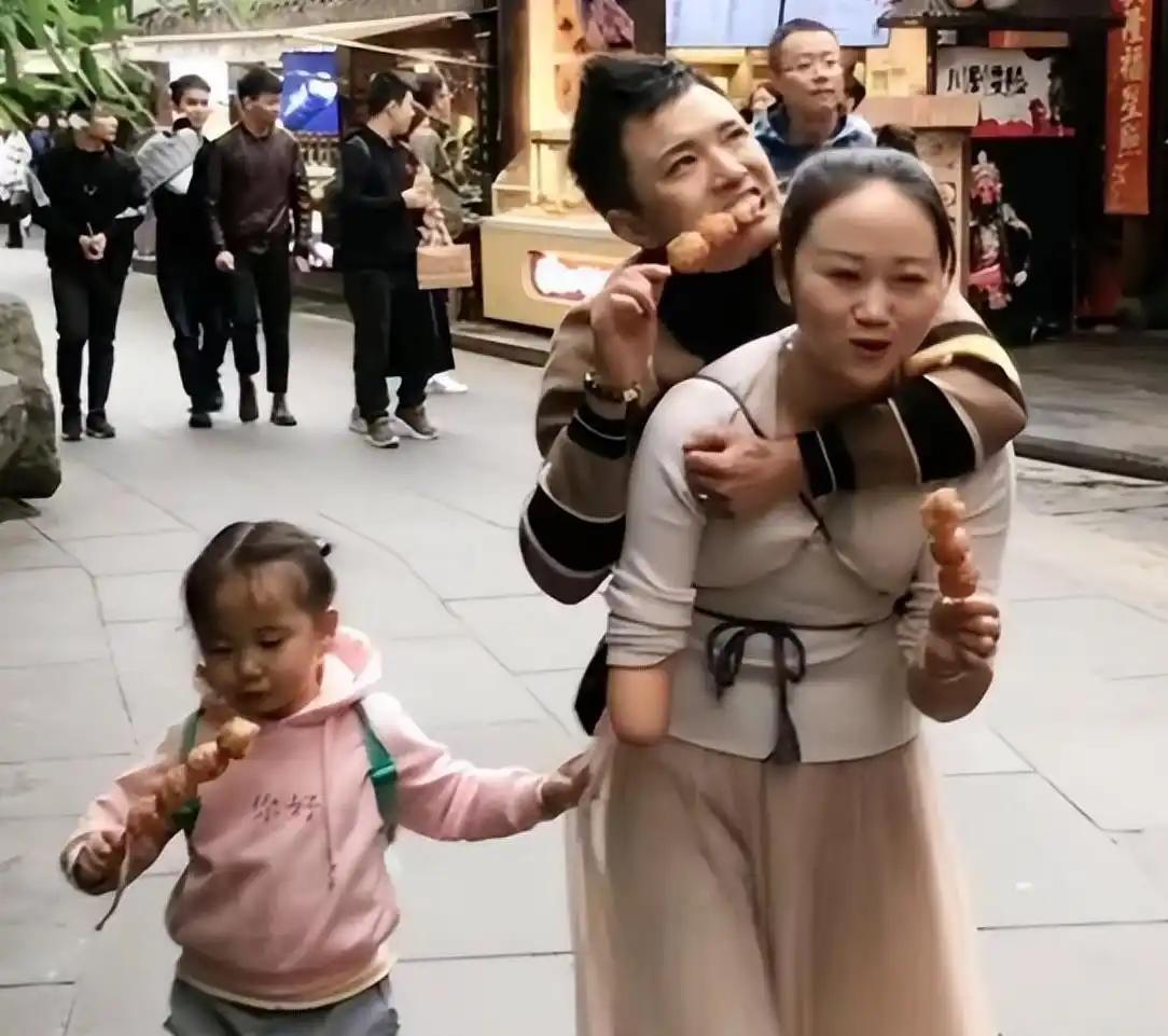 “男人有钱就变坏！”2019年，四川一对连体夫妇爆火。名利双收后，无腿丈夫竟抛弃