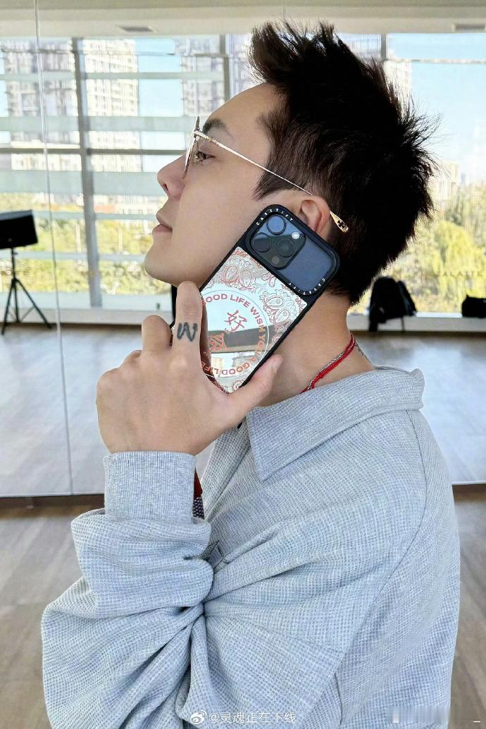 陈伟霆 传新iPhone要一天多 iPhone换机受害者又+1[流鼻血]没事的老