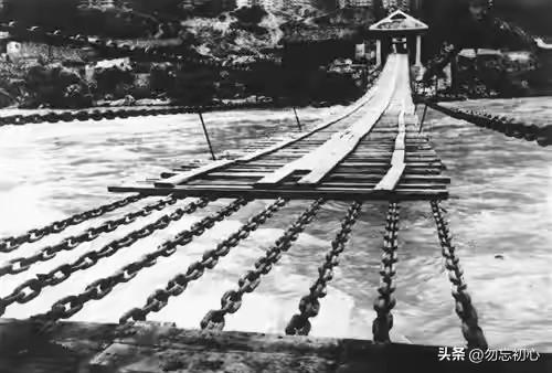 1934年10月，于都河畔。8.68万人，29153支步马枪，141.8万发步枪