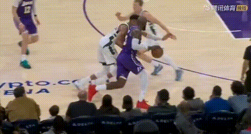 字母哥防守真牛——最后39秒一帽一断詹姆斯！
图1：3秒致命抢断；图2-3：39