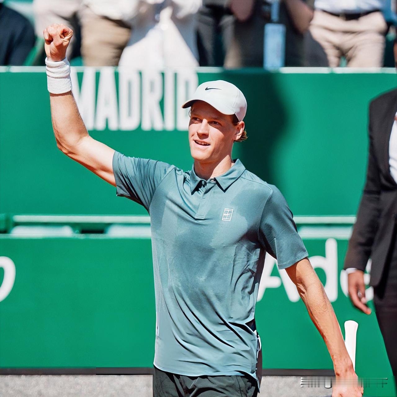 辛纳闯进蒙特卡洛半决赛，取得大师赛20连胜，目标直指世界第一位置！

辛纳6-3