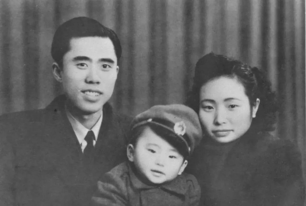 1948年深秋的重庆，江竹筠抱着刚满两岁的儿子站在码头，要把孩子交给丈夫的原配妻