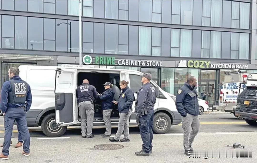 周六，三名20多岁的闽籍男子在法拉盛大学道持qiang抢jie，纽约警方出动了十