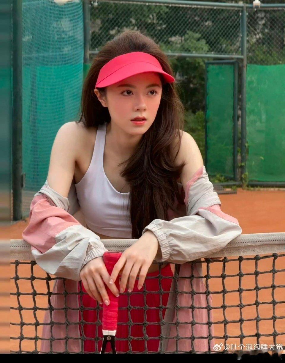 #赵今麦网球少女# 绝啦！姐姐简直就是美少女啊！这青春气息扑面而来啊！谁不爱啊！