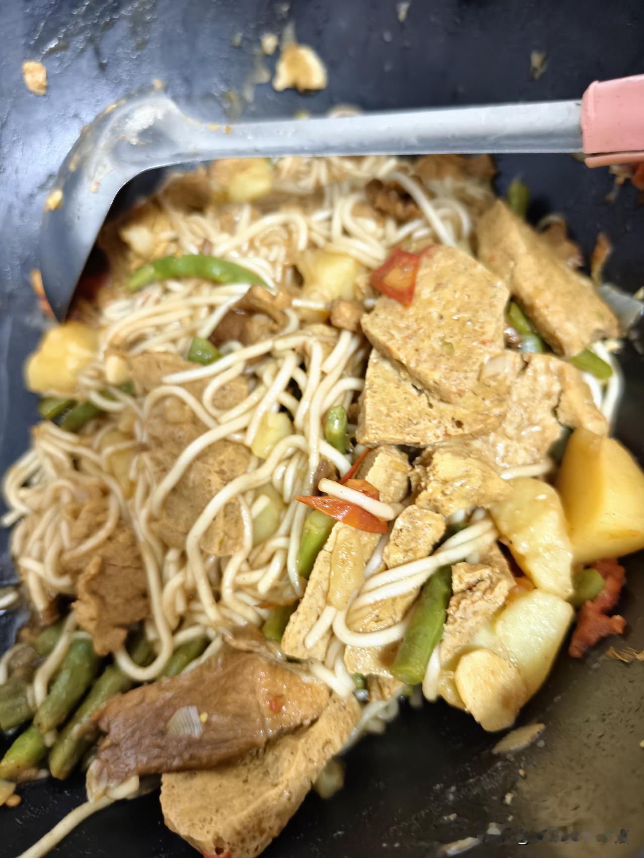 秋日生活打卡季 面食为主的山西偏关小县城，今天猫姐再晒晒简单午餐哇！铁锅烩菜，偏