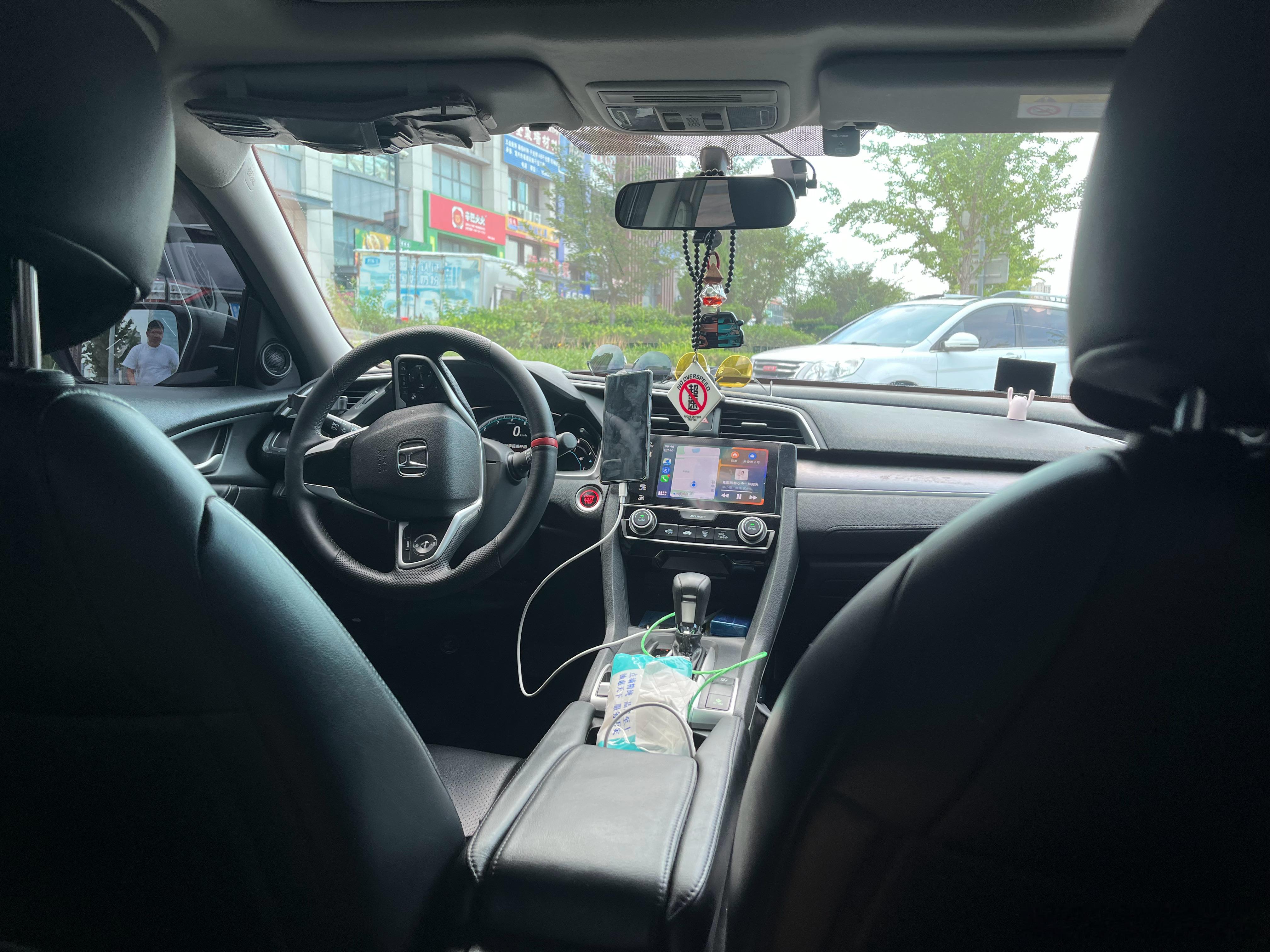 乘客上车，要系安全带司机“不用系，不用系，没事”坐在后排的从业者，实在忍不住要说