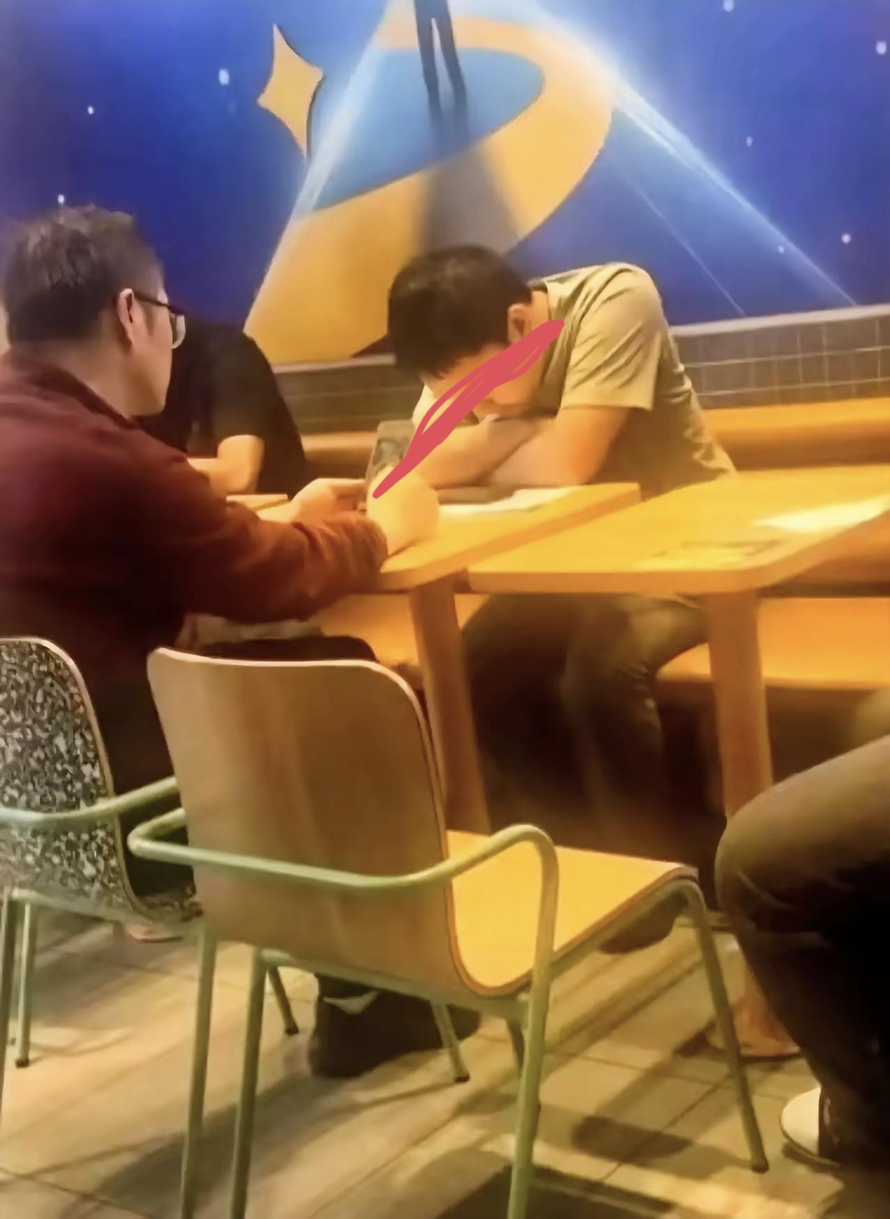 被“沙沙哥”怒吼的老师，不仅主动求和，还请他吃汉堡[赞]。
真是以身示范了一次以