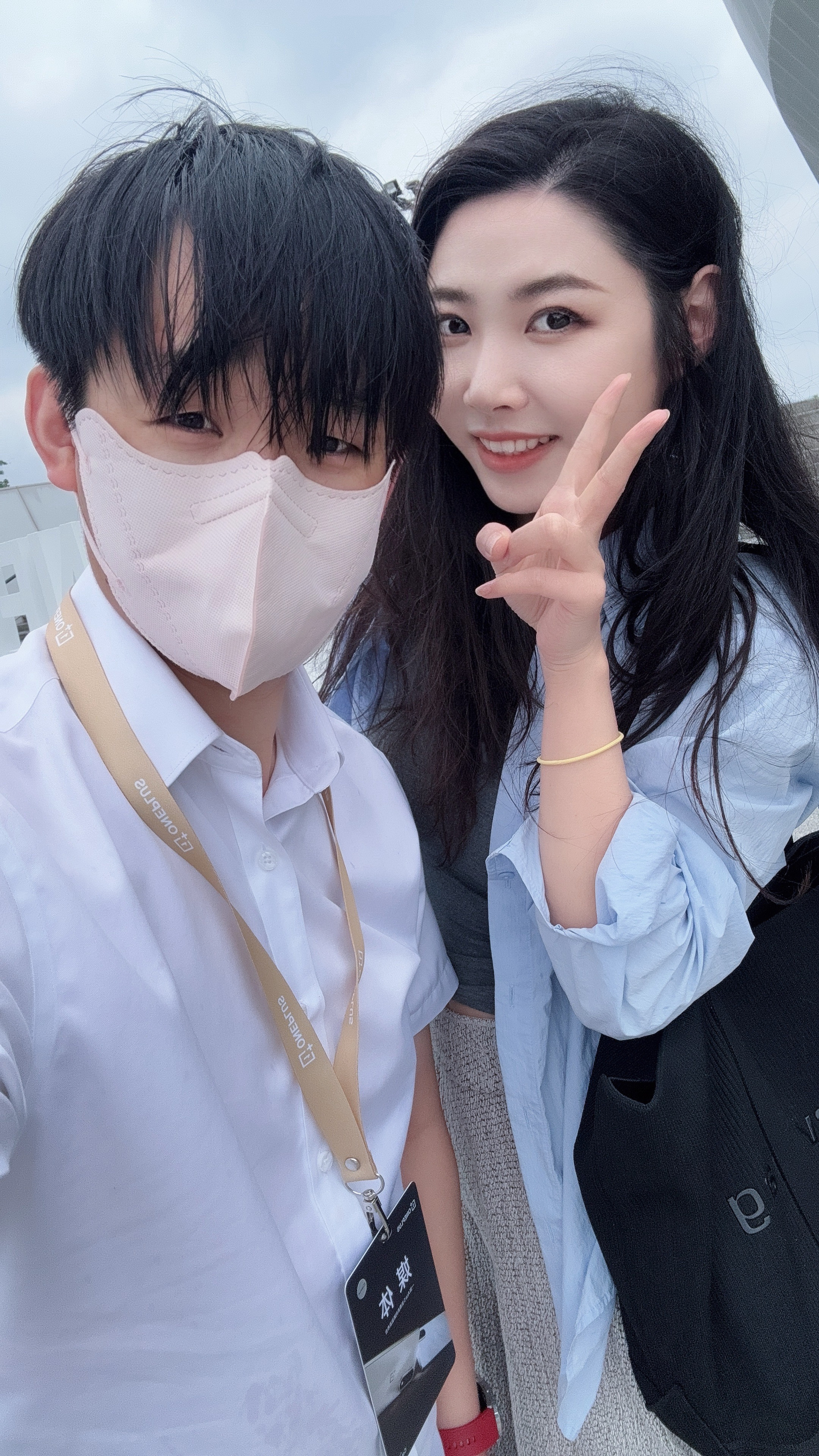 又遇见一个博主，我说她长得真漂亮，她说我长得像李荣浩，我一直以为我像梁朝伟 ​​