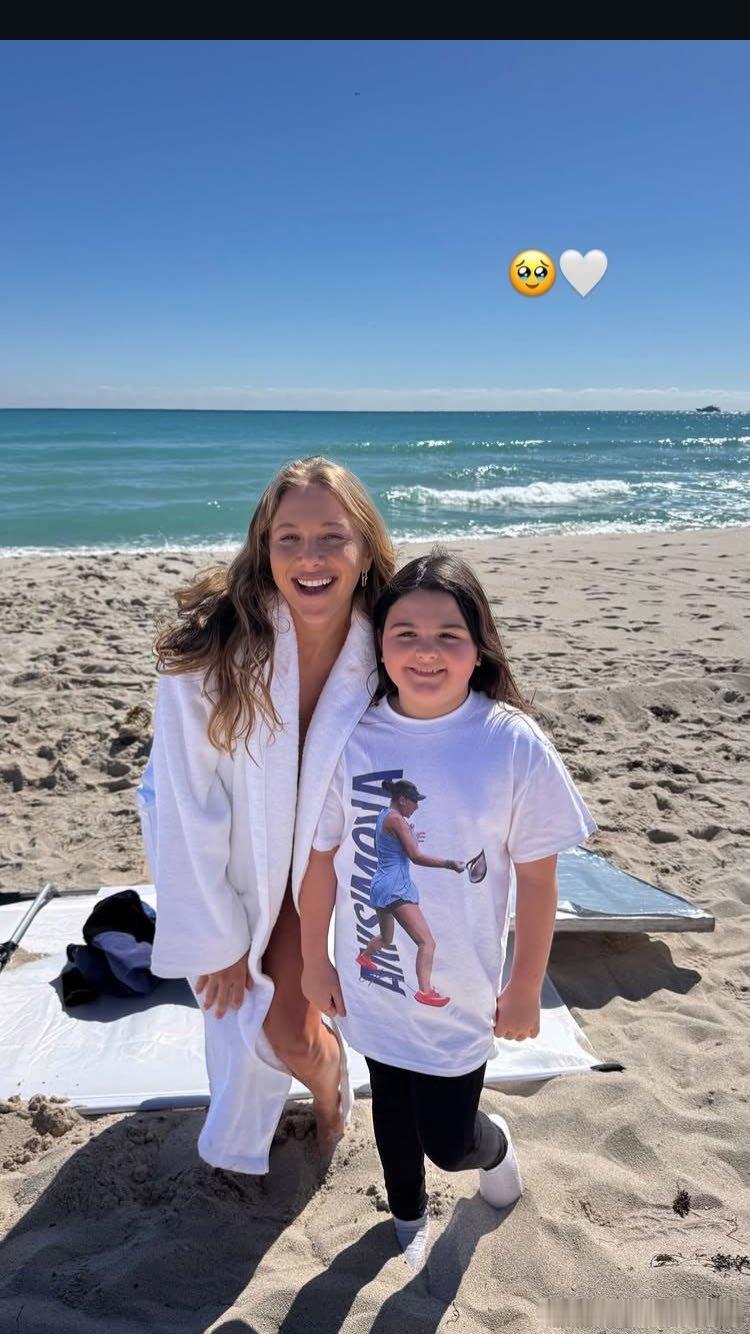 阿尼西莫娃在家里休假，海滩上遇到了小球迷，穿上了印有Anisimova的T恤衫！