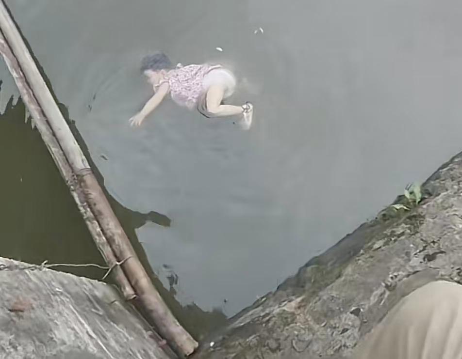 浙江慈溪一小伙救落水女童事件，事发时监控视频曝光，小女孩落水不简单！
原本这起事