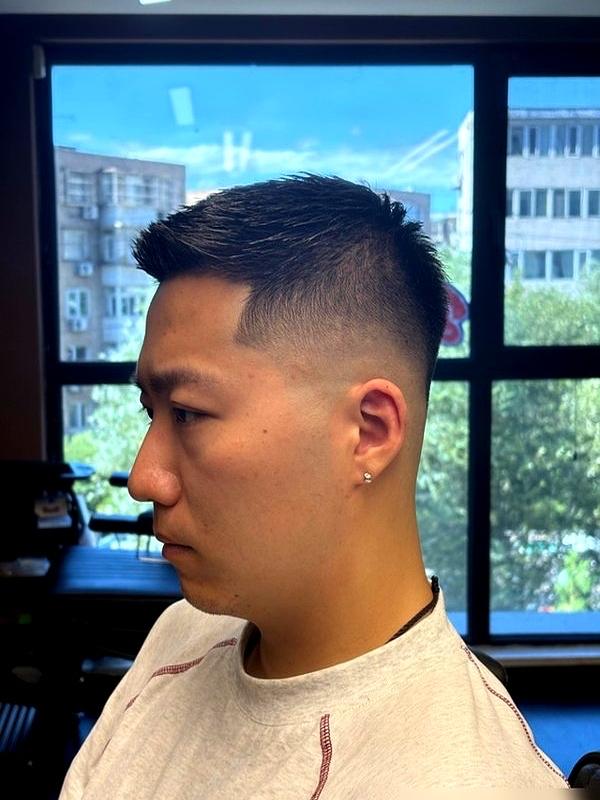 发现没？现在35+的中年男人，好像都逃不过“短发执念”！

不说百分百吧，至少七