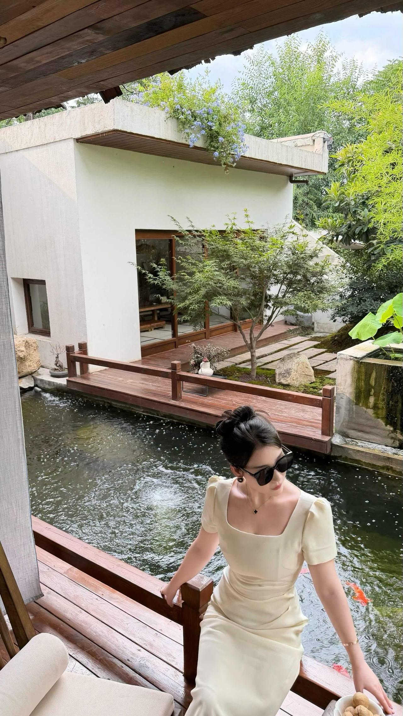 神仙宝地～喝茶避暑好去处呀，坐落在山底下的一家日式庭院风小茶馆，云雾缭绕，太有意