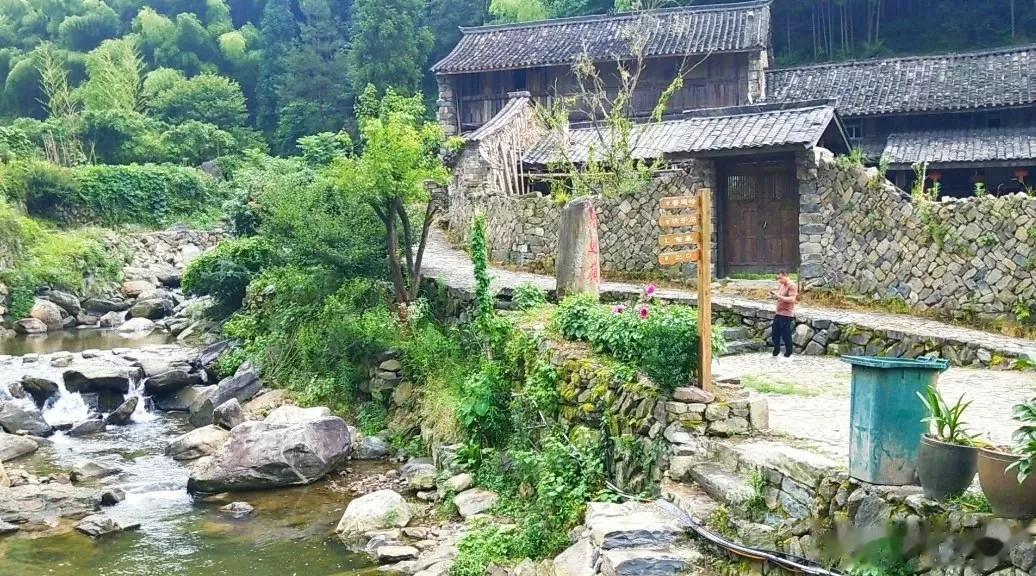 位于浙江省丽水市缙云县壶镇镇岩下村，有个原始的古村落，因为全村房屋、路面、台阶、