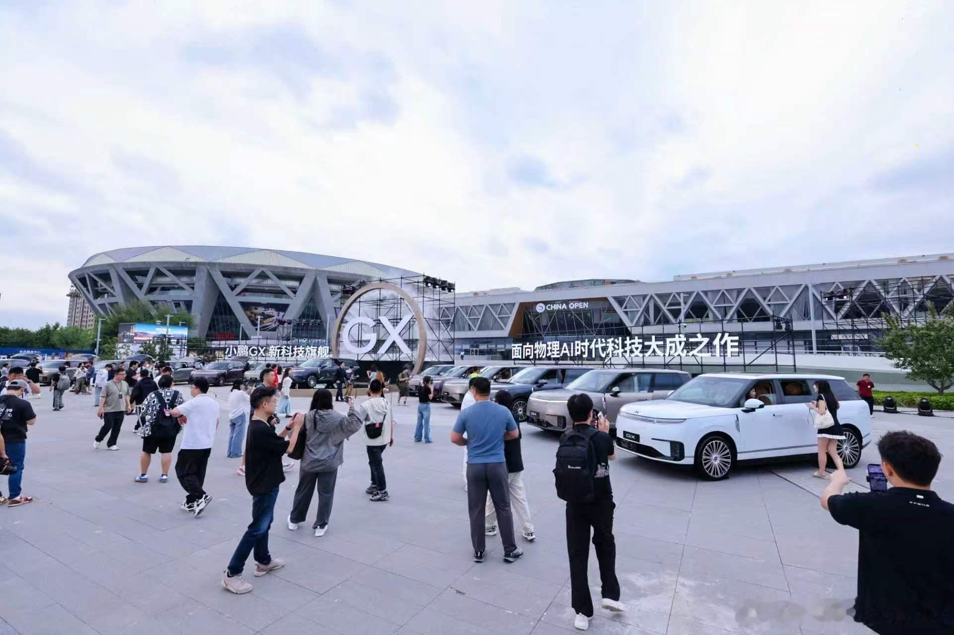 新科技旗舰小鹏GX今日上市小鹏GX发布会人潮汇聚，热度拉满！全场目光锁定小鹏GX