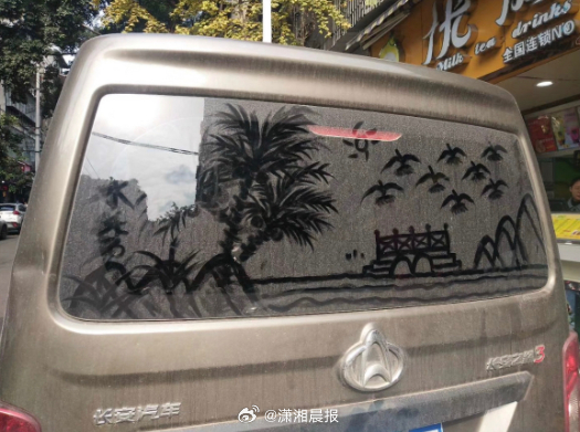 【四川泸州一#拾荒奶奶在车窗画画惊艳网友#】#知情人回应拾荒奶奶在车窗画画走红#