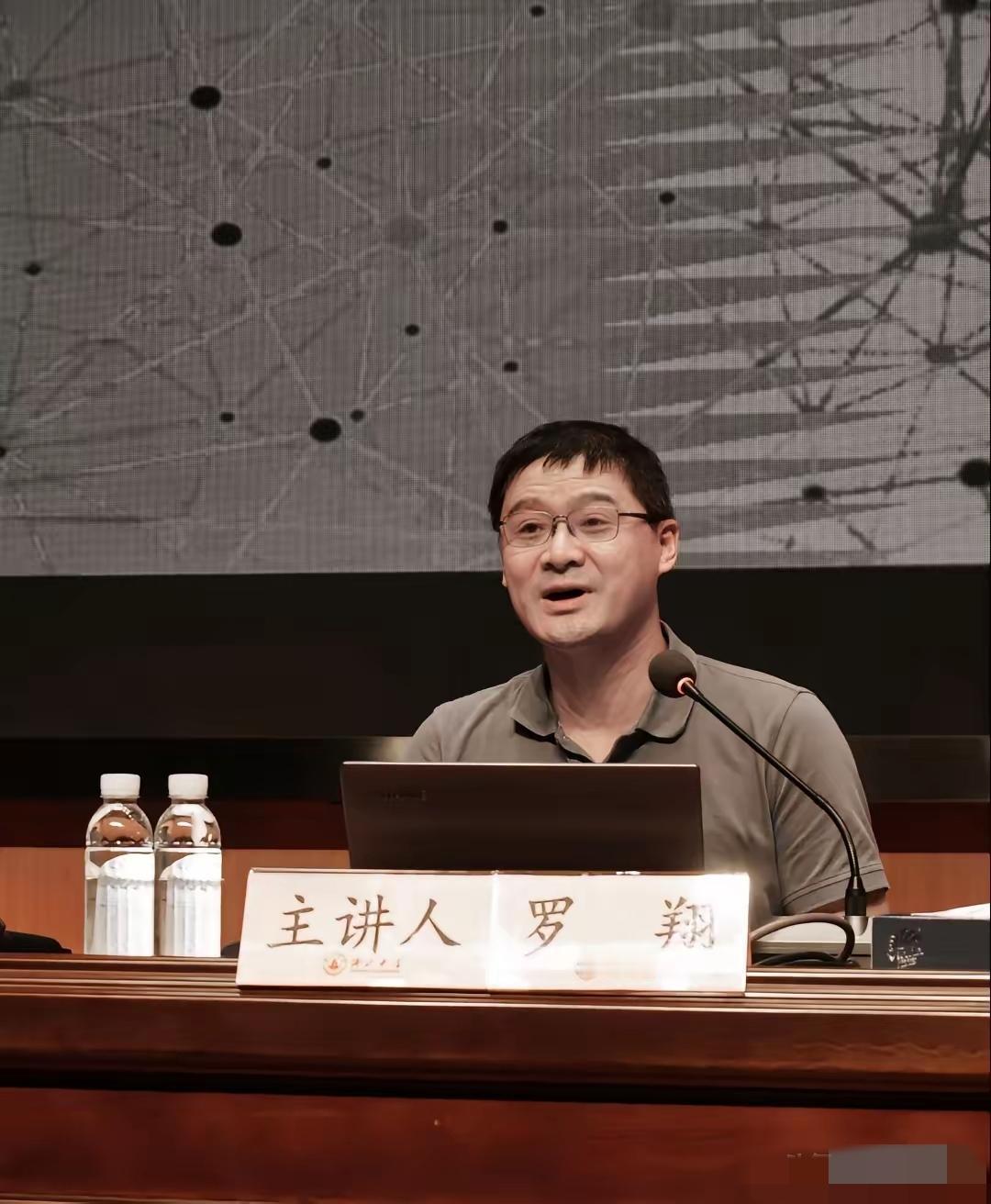 一大早刷到罗翔讲的故事，我越听心里越不是滋味。
 
用孔融让梨去对比西方小孩偷梨