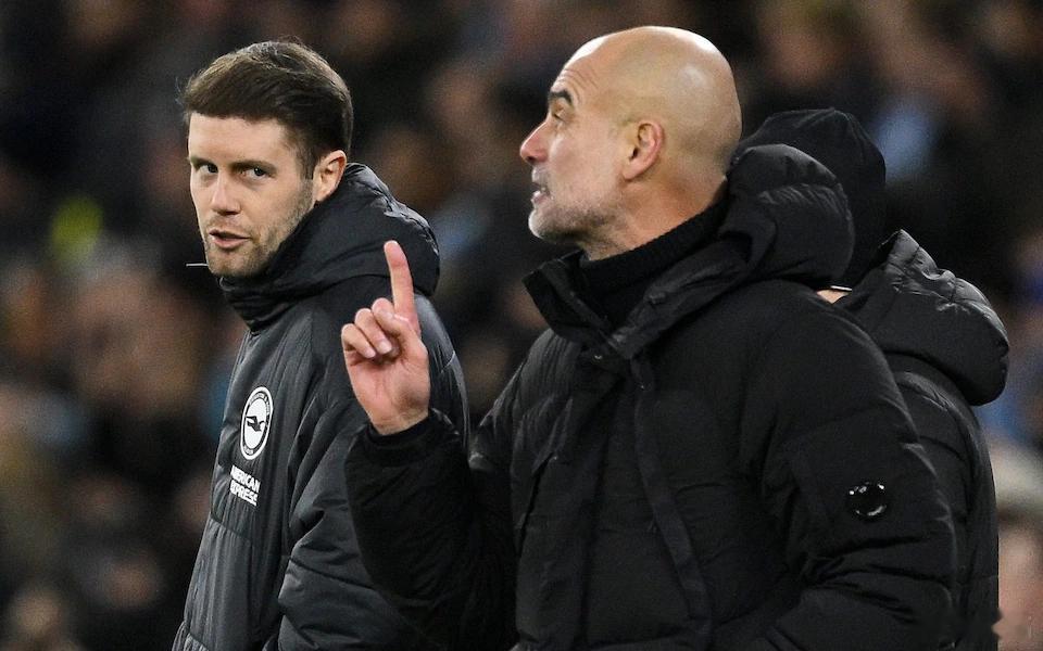 曼城1比1布莱顿 哈兰德罚点球前，曼城主帅瓜迪奥拉和布莱顿主教练赫泽勒有言语冲突